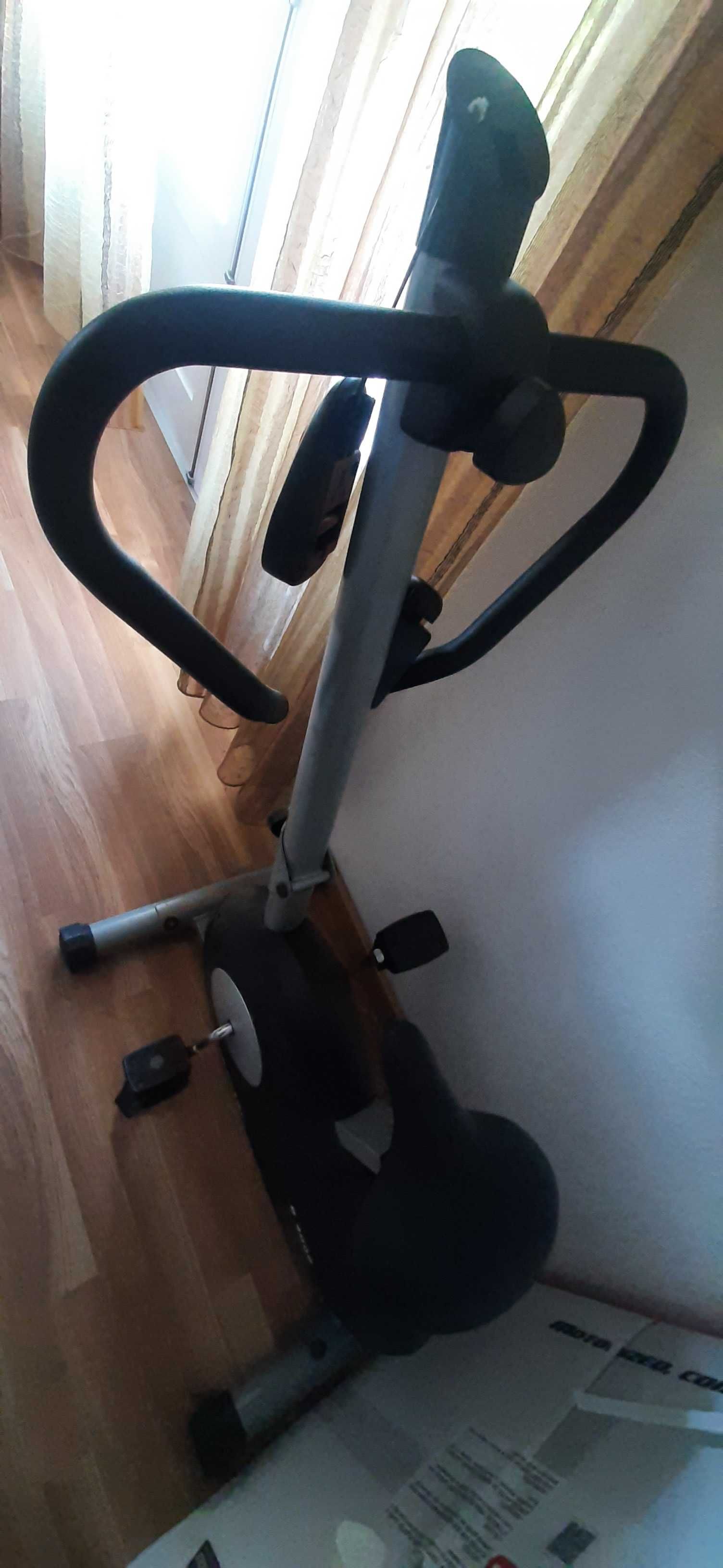 Bicicleta de ginástica em estado razoável