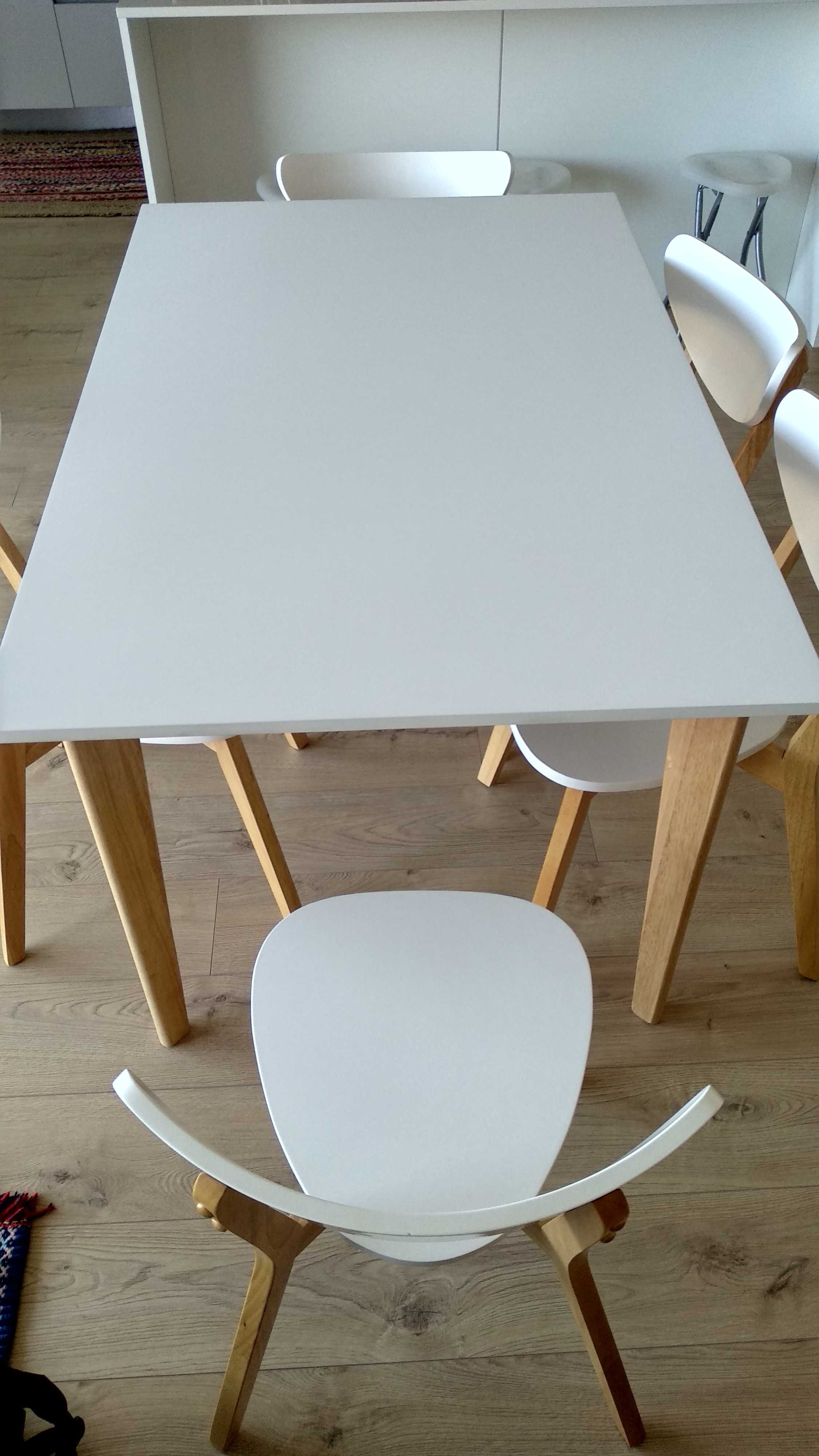 Mesa e cadeiras de sala de jantar