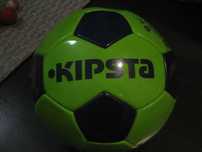 Bolas de futebol, futsal, golfe e saltitonas e massajador de madeira