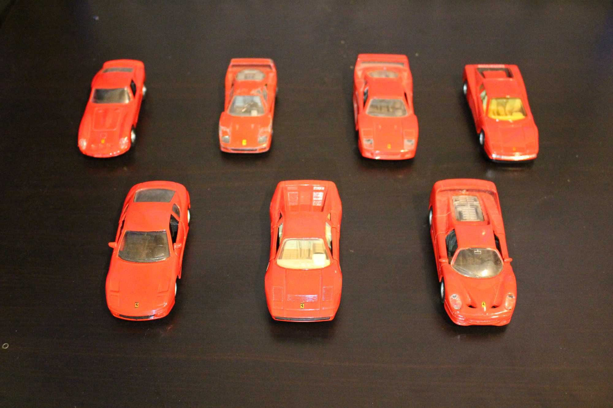 Miniaturas Ferrari com escalas variadas