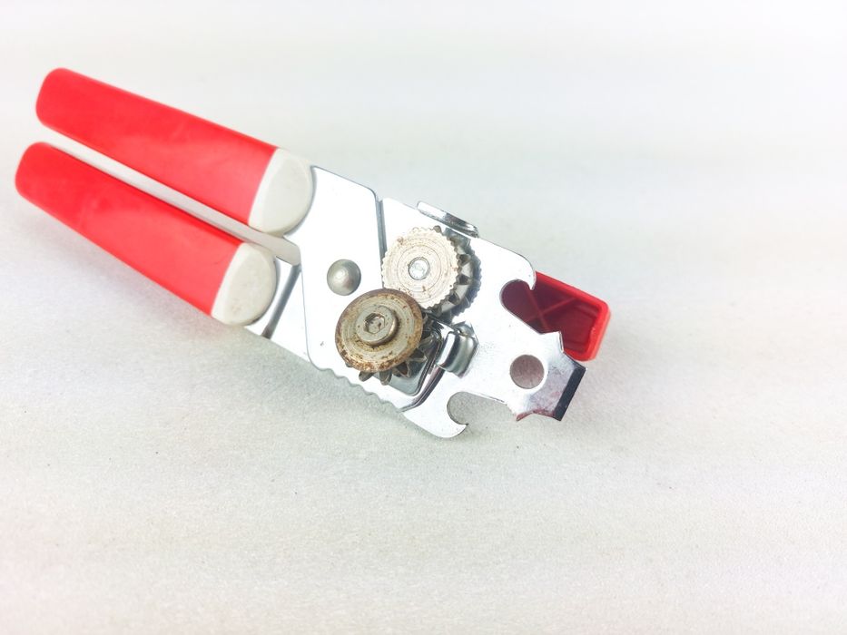 Otwieracz do konserw oraz butelek