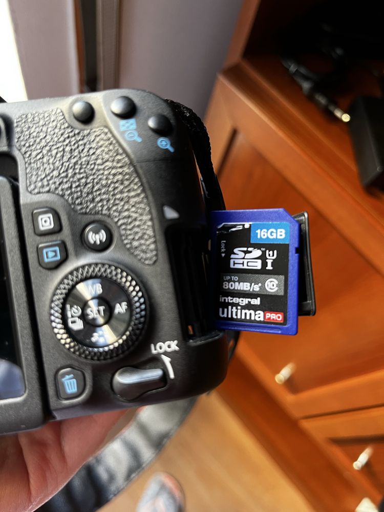 Camara DSLR Canon EOS 77 D