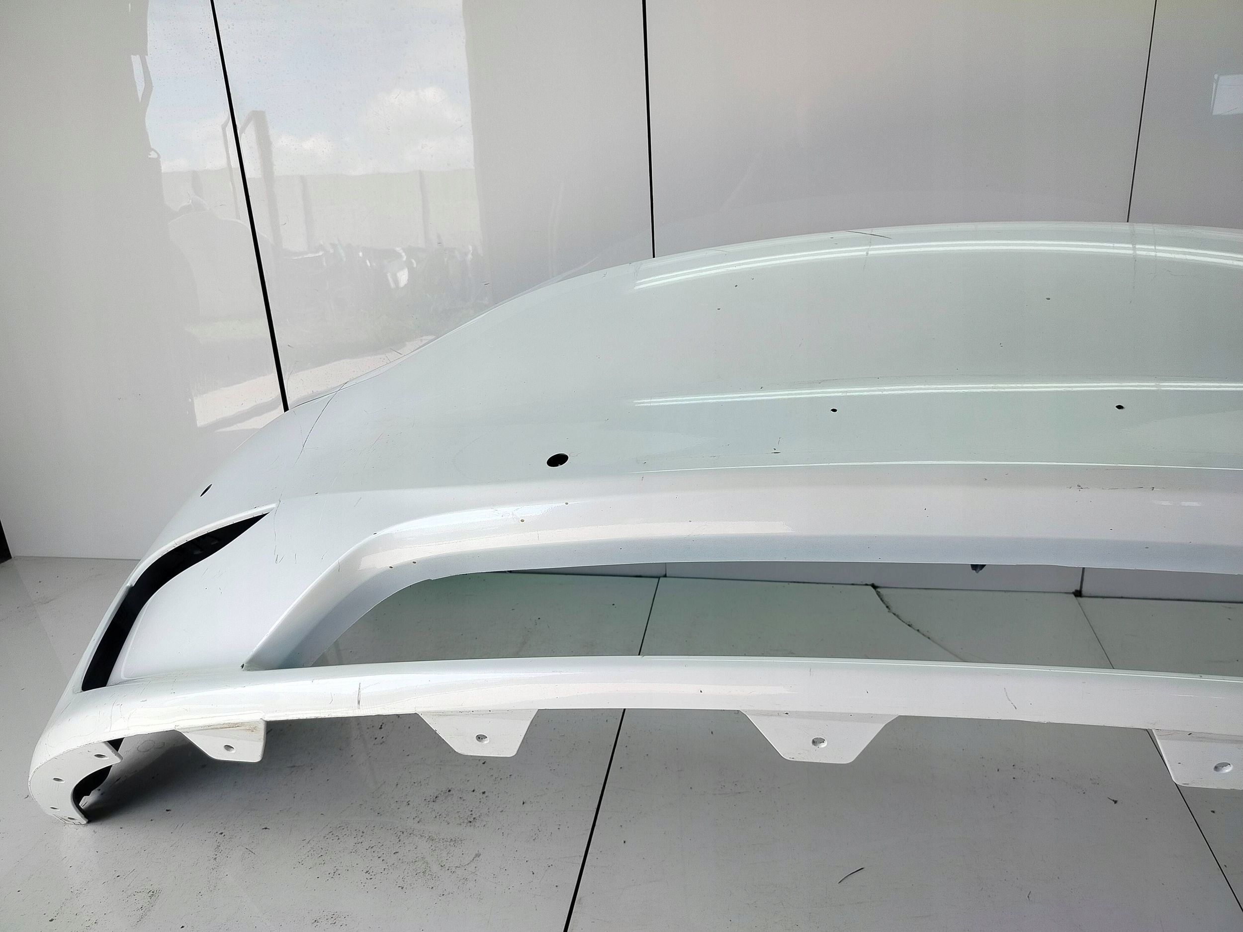 Tesla model Y 2020  z przodu zderzak przedni