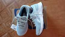 Продам кроссовки ASICS женские