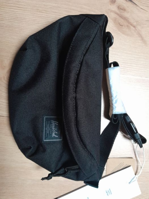 Nowa czarna nerka Herschel