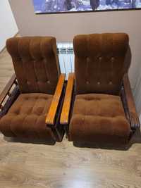 Fotele brazowe z drewnianym oparciem