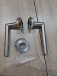 Klamka z szyldem okrągłym 4 szt novanta + 2 rozety WC R8 firmy inox