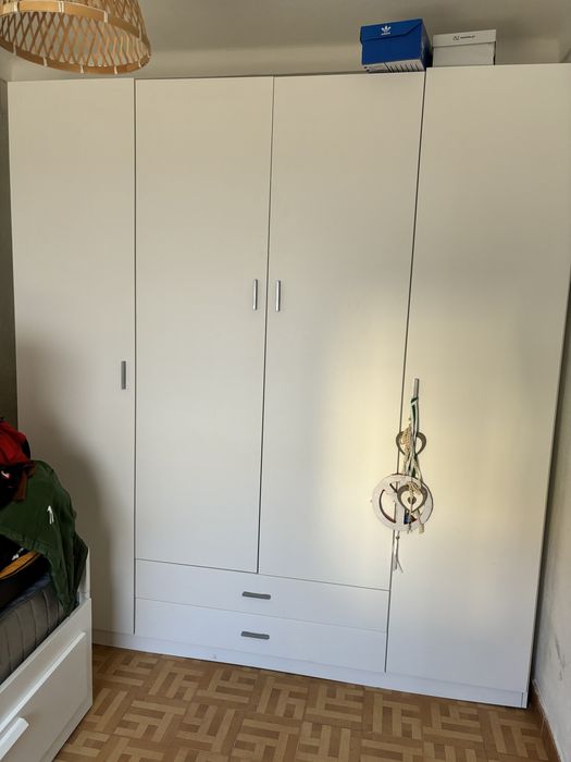 Vendo roupeiro de 4 portas