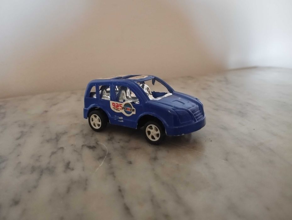 Carro de plástico colecionável.