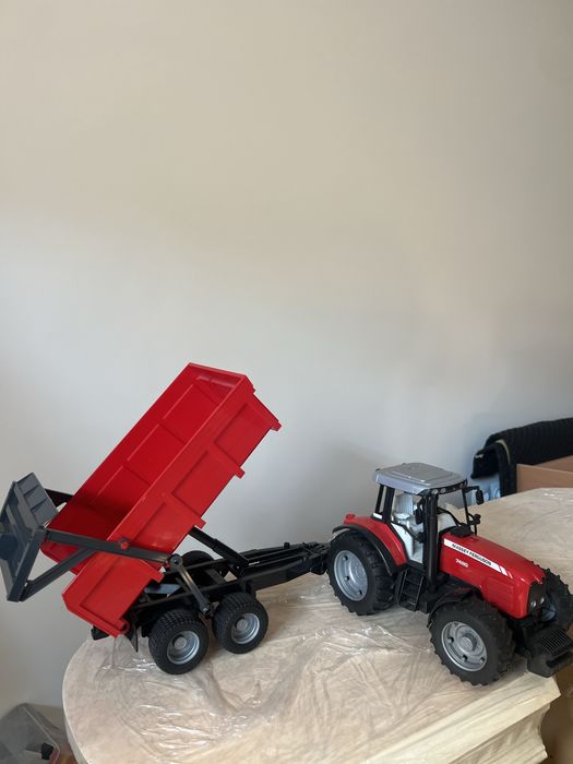 Трактор Bruder Massey Ferguson 7480 з причепом