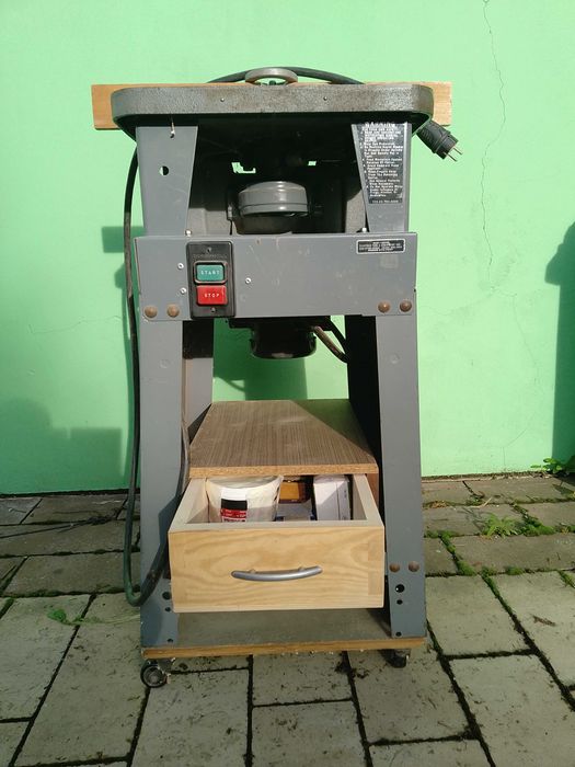 Frezarka dolnowrzecionowa do drewna.