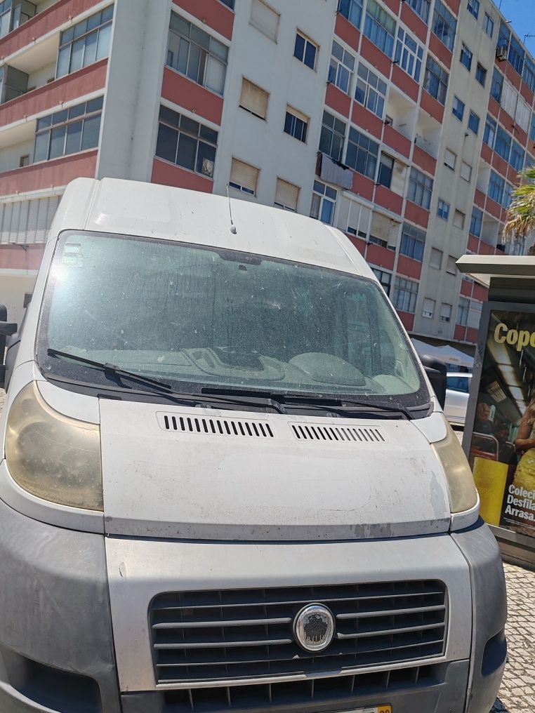 Aluga se carrinha com motorista 15€ hora, a contar da hora de saída.