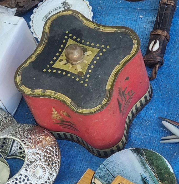 Caixa em Lata Antiga