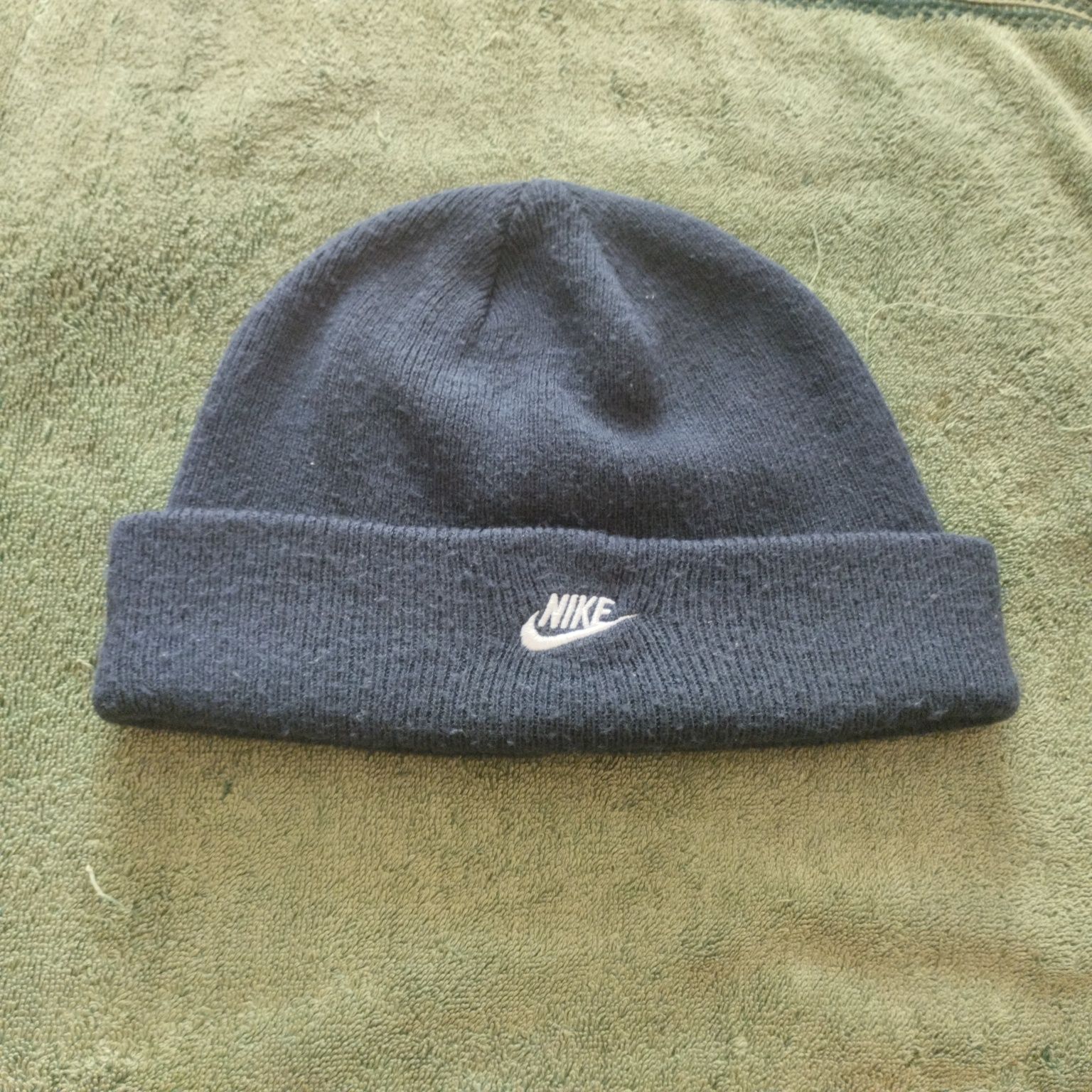 Темно синя шапка nike