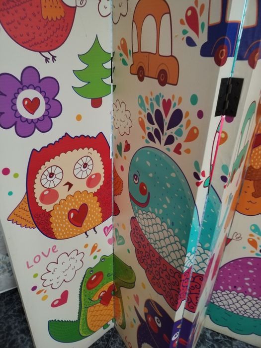 Biombo com desenhos infantis