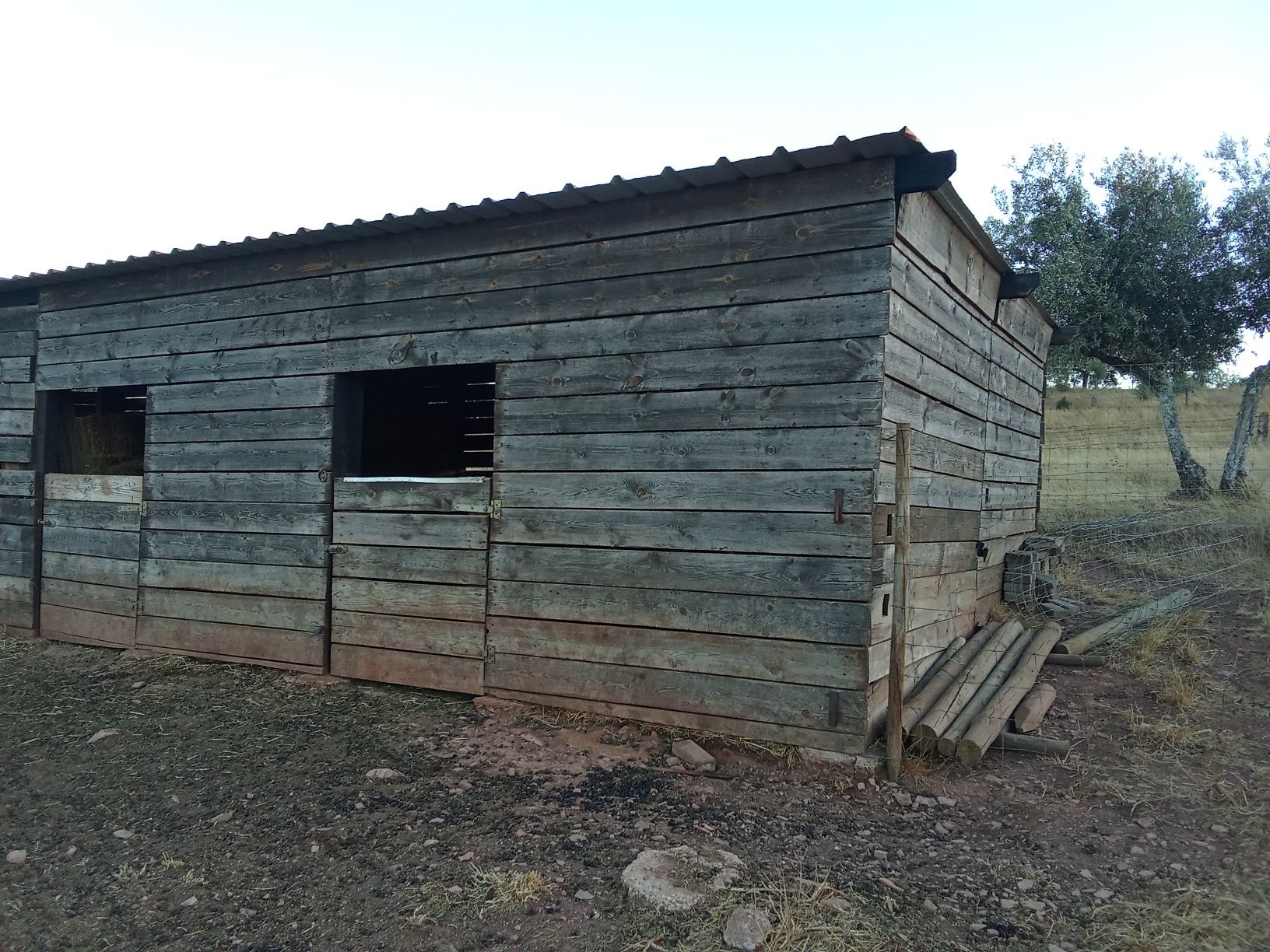 Vendo abrigo para animais ou armazém para feno 6mt comprimento por 5 m