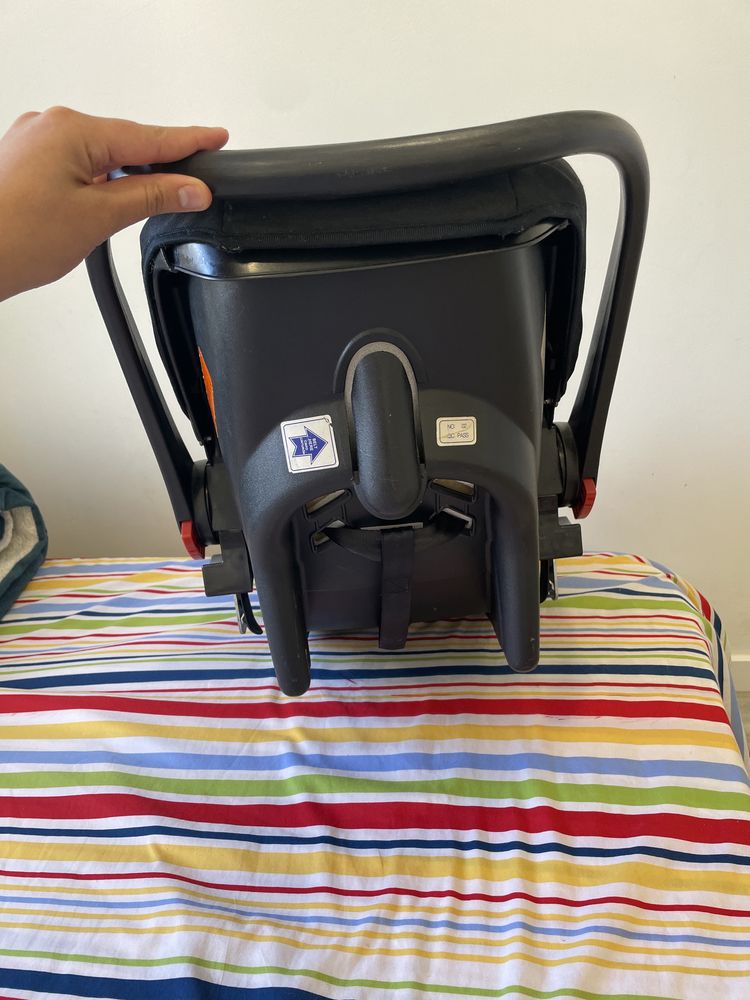 Ovo de bebe concervado para carro