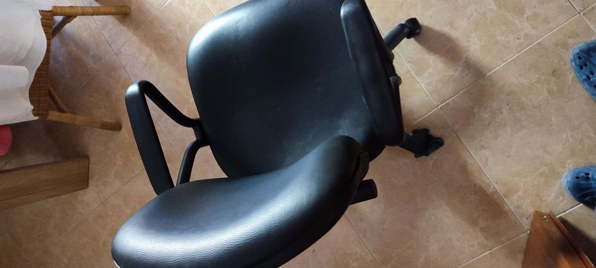 Mesas metal, cadeira preta