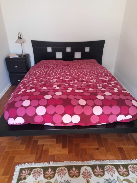 Conjunto cama de casal preta em madeira e 2 mesas de cabeceira