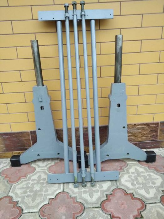 Міцний металевий (регулюємий) стіл для господарства.