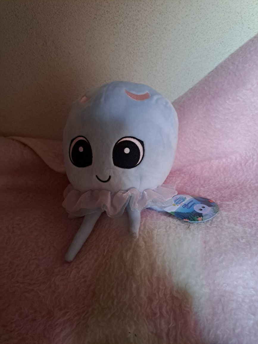 varios peluches,