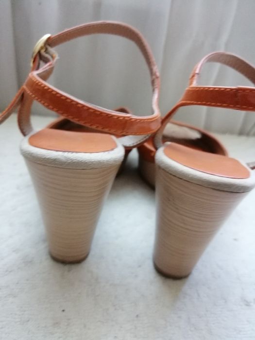 Sandálias de senhora usadas apenas uma vez