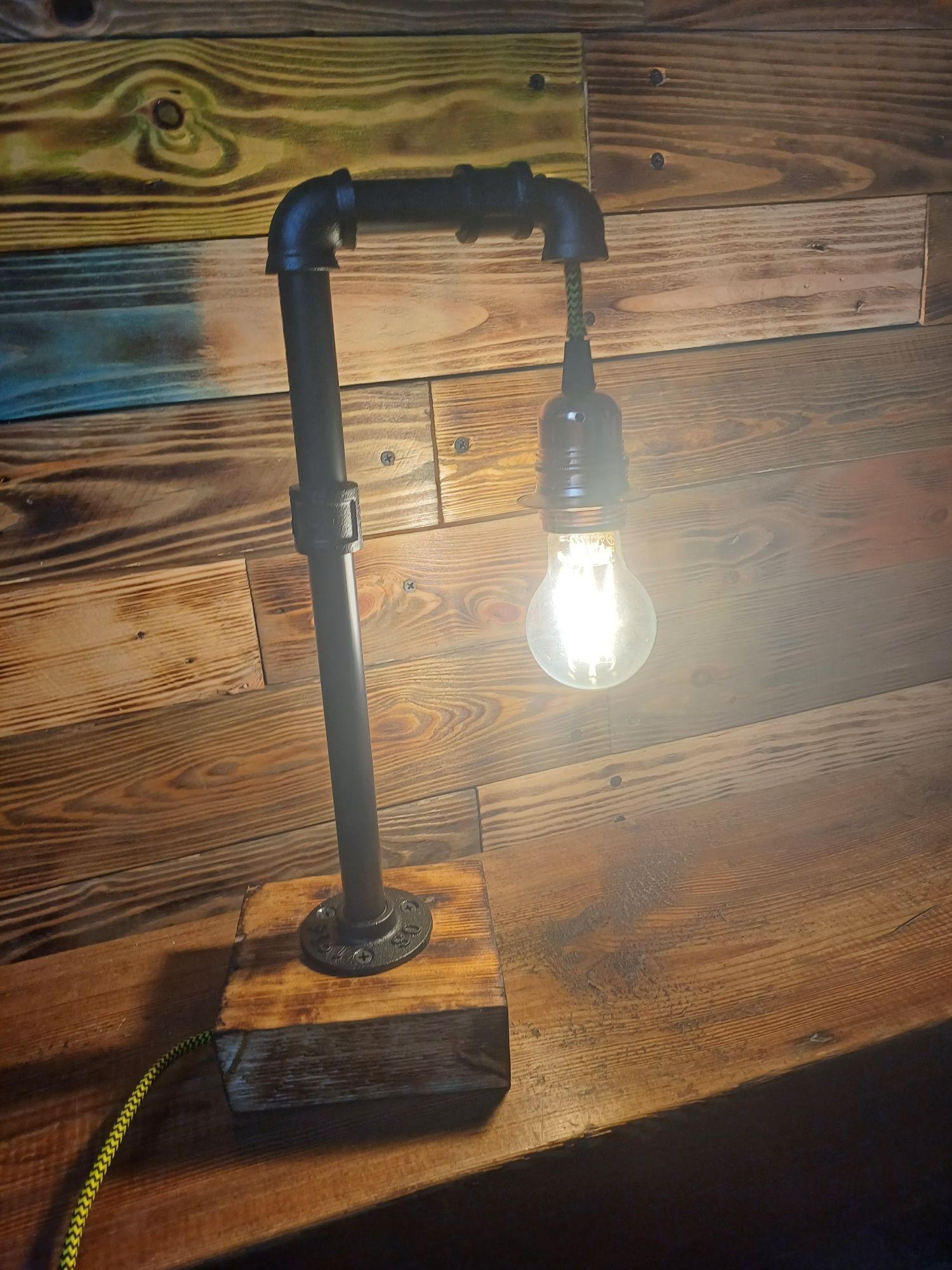 Ciekawa lampka idealna na biurko, w stylu loft.
