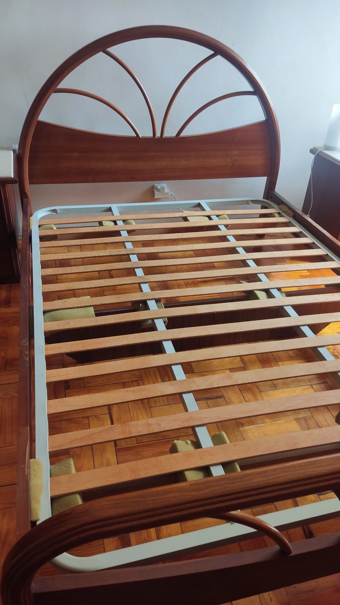 Cama, mesas de cabeceira e roupeiro