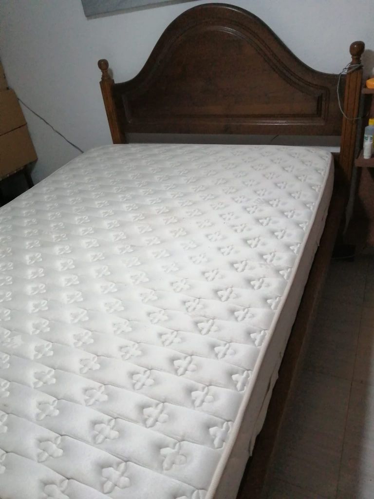 Vendo cama e colchão