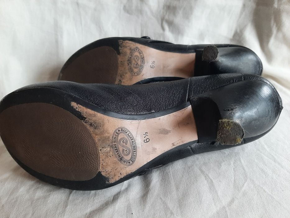 pantofelki damskie, czarne, zapinane na guziki, Clarks