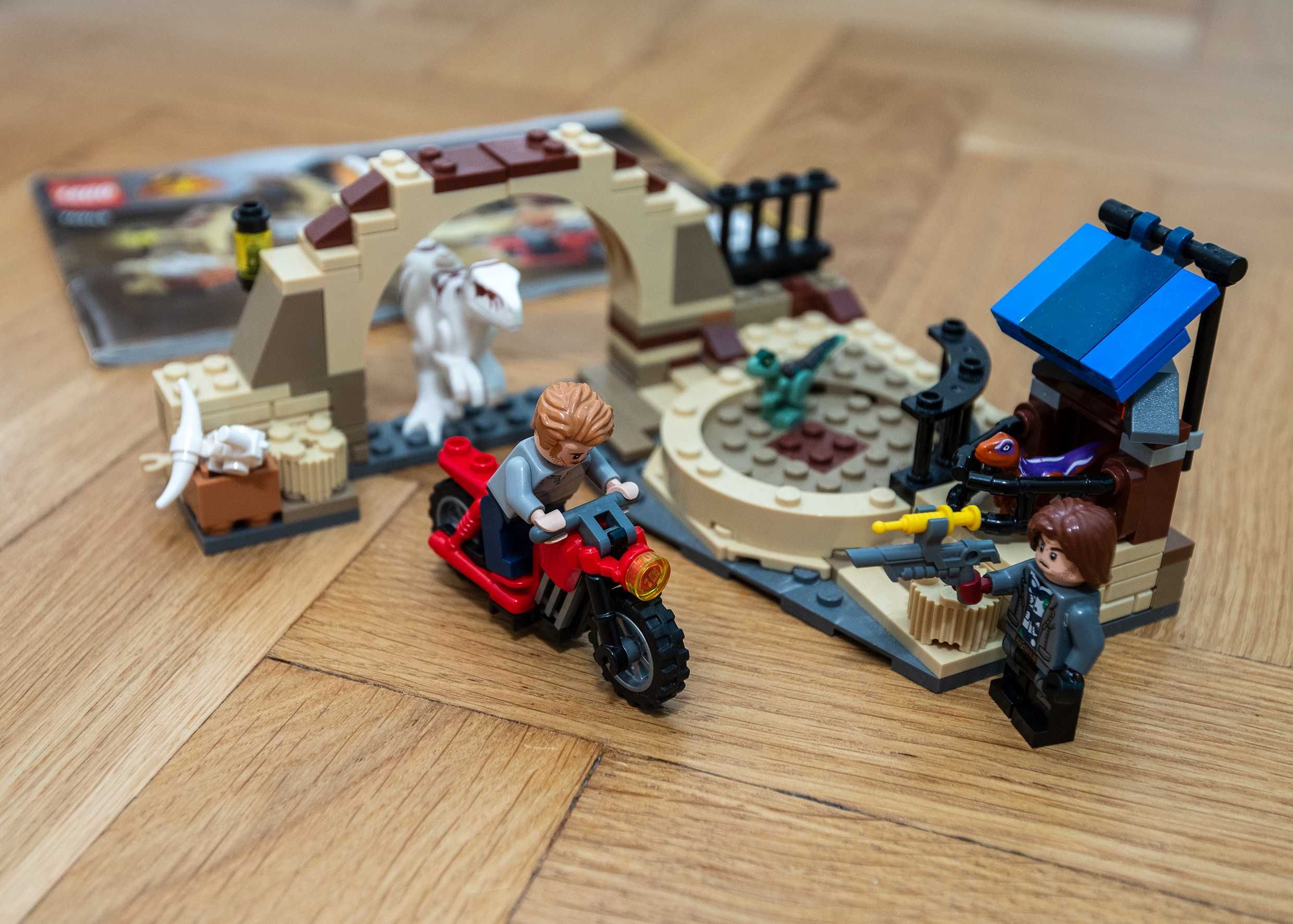 LEGO Jurassic World 76945, Atrociraptor: pościg na motocyklu,