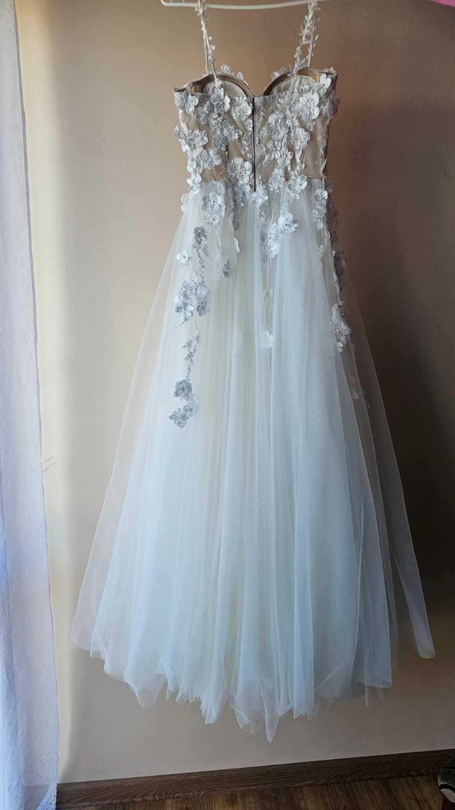 Piękna suknia ślubna na ramiączkach szyta na miarę.