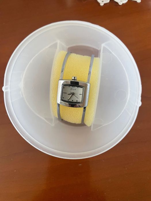 Relógio de senhora com pulseira rígida, aberta. Novo!