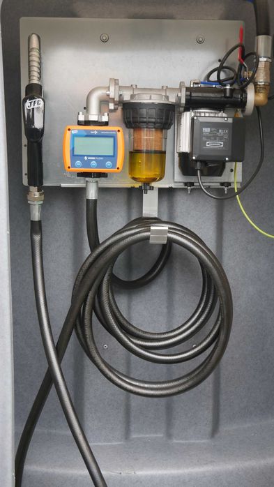 Zbiornik na paliwo 1600 l JFC Polska duża szafa dystybucyjna