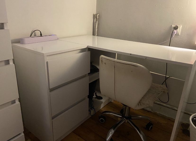 Biurko narożne z półką na ścianę