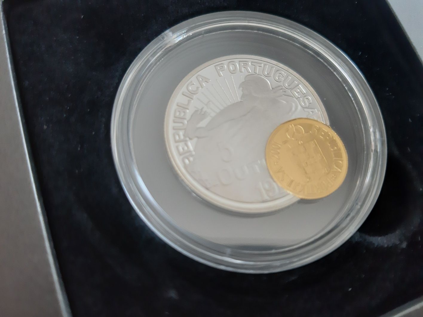 Moeda excêntrica em prata e ouro de 2.5 euros.