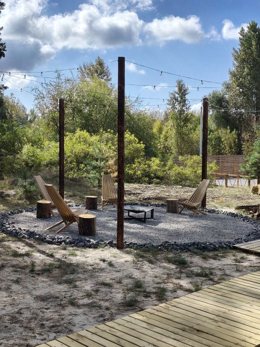 Здається подобово будиночок у лісі