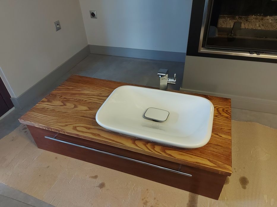 Szafka łazienkowa z umywalką i baterią