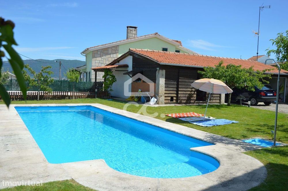 Moradia térrea com piscina e terreno envolvente com arvores de frutos