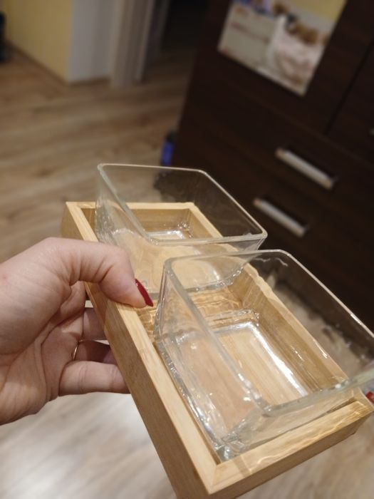 Pojemnik na przekąski z dwoma miseczkami