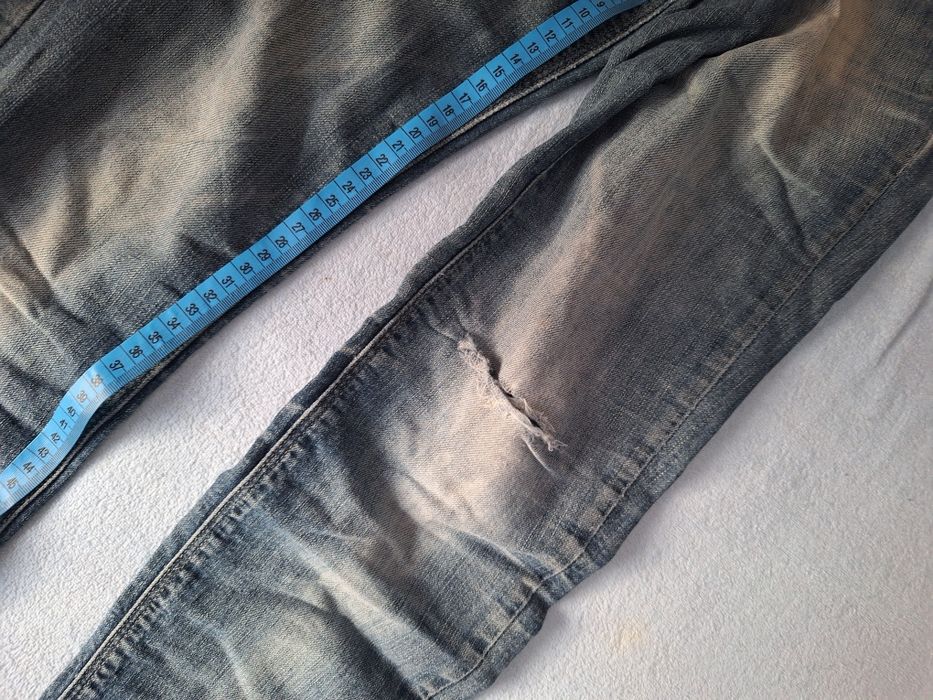 Damska dziewczęce dżinsy z rozdarciami.