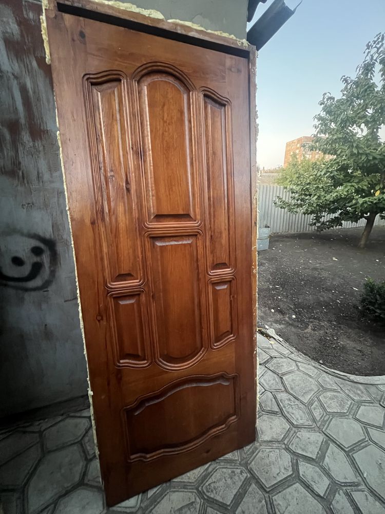 Двери дерево лакированные