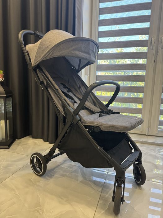 Сучасна та легка прогулянкова коляска