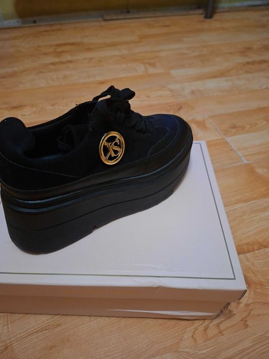 Buty czarne na wzór Beyko