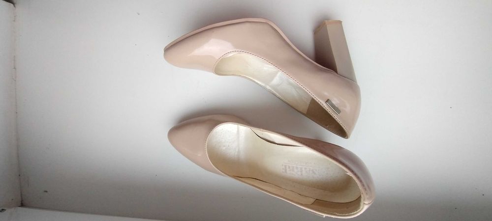 Пара бежевих туфельок