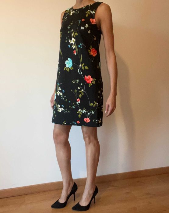 Vestido Preto com Detalhes Florais