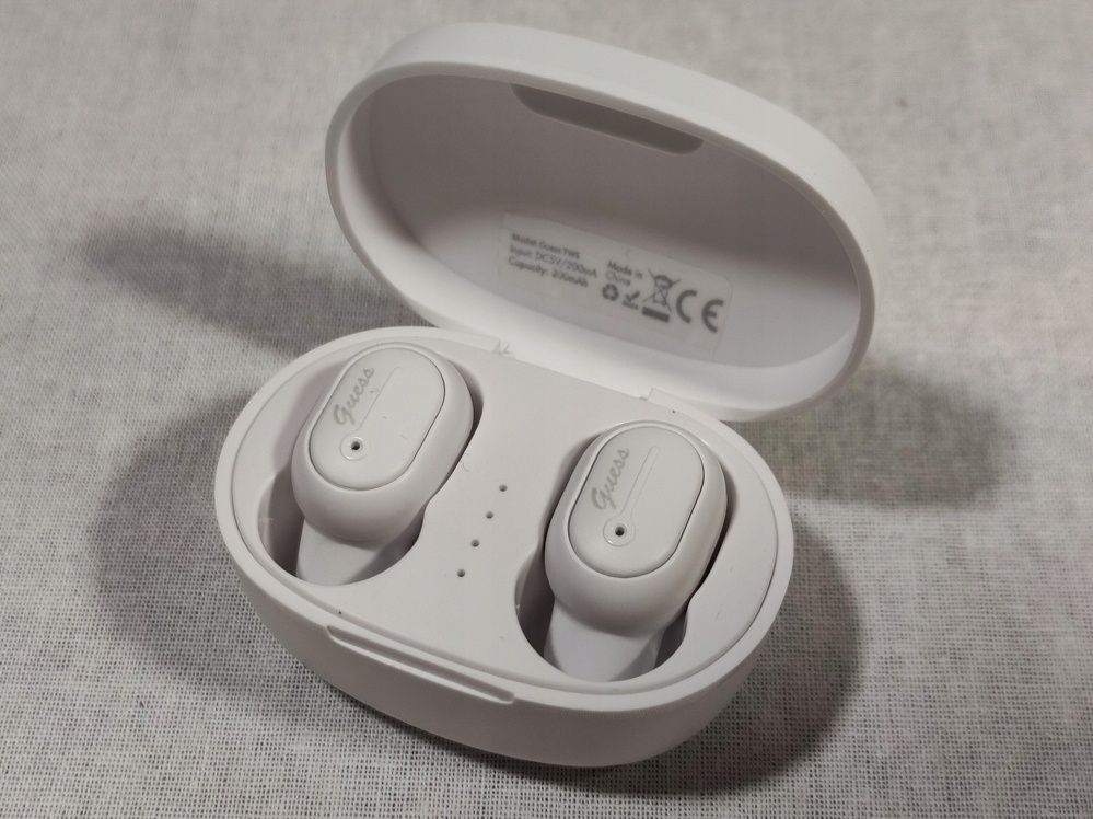 Jaka cena najniższą super słuchawki Earbuds Guess na prezent