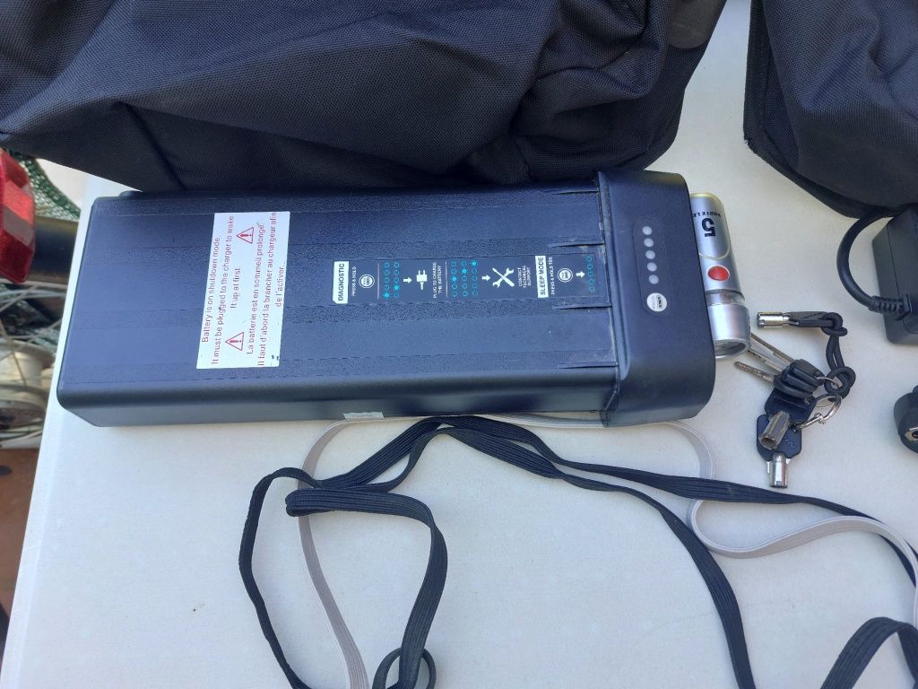 Vendo Bicicleta Eléctrica Btwin Adulto com acessórios