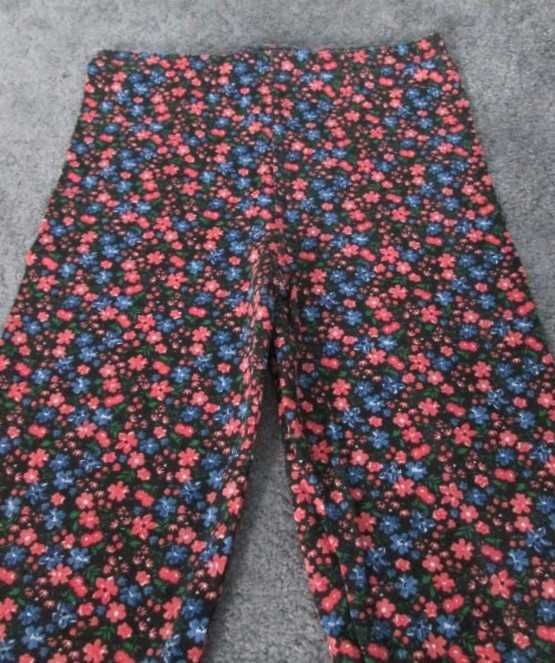 Czarne bawełniane legginsy w kolorowe kwiaty