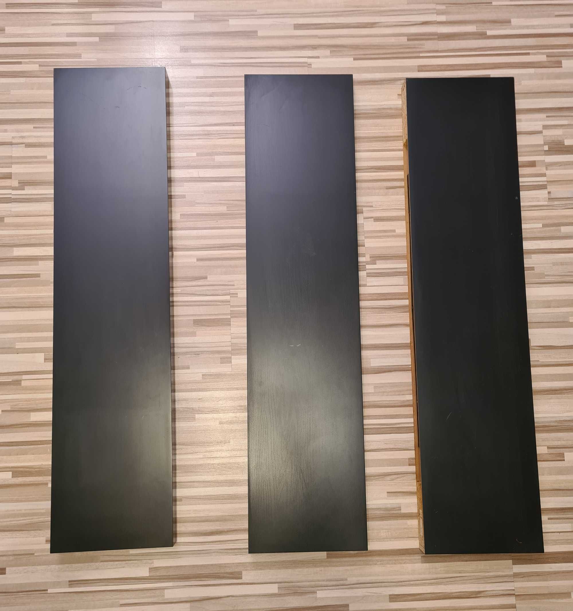 Trzy czarne półki Ikea Lack o wymiarach 110cm x 26cm x 5cm